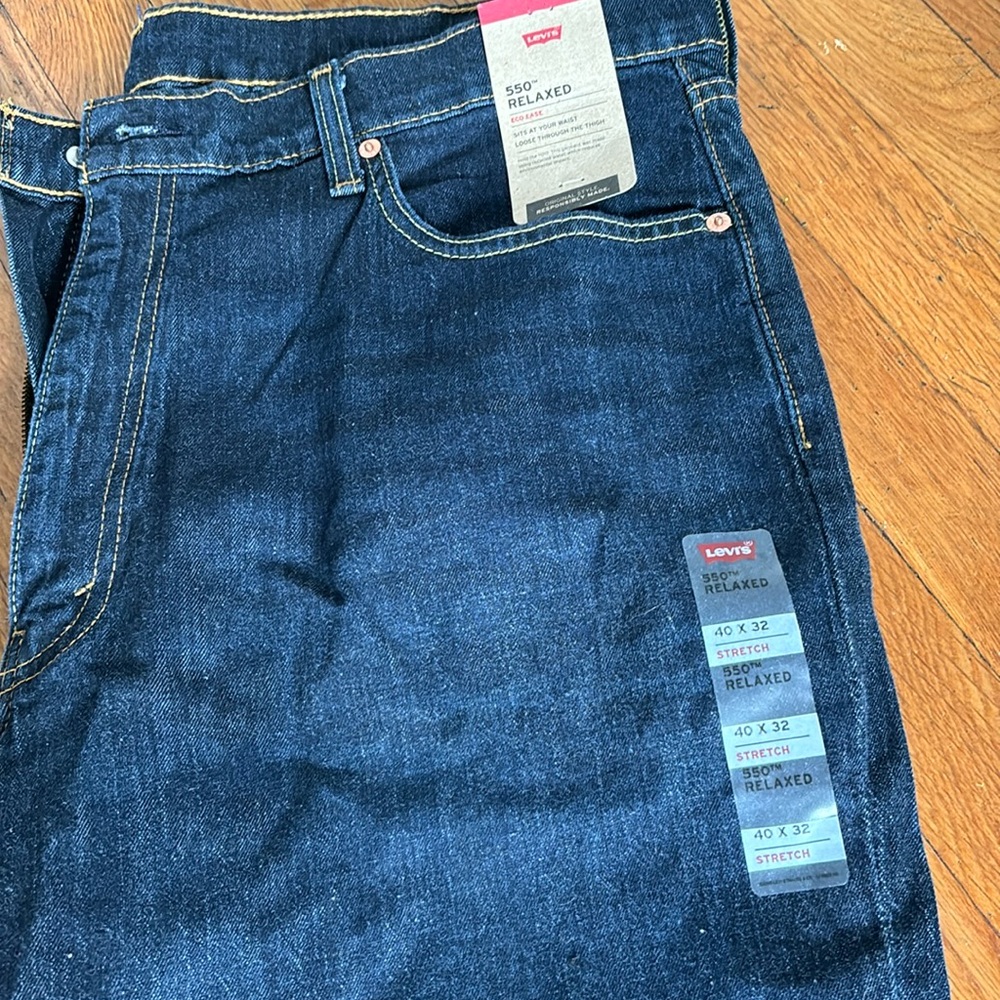 NEVER WORN. MENS LEVIS 550 40 x 32 Stretch